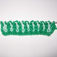 Двухцветный шарф английской резинкой-спицы